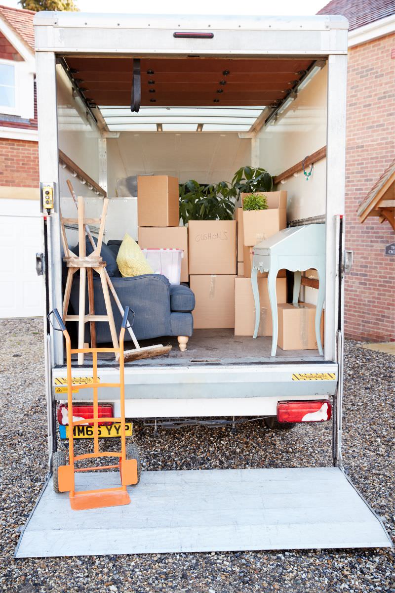 Umzugsunternehmen Kaiserslautern Umzugsunternehmen Kaiserslautern: Geöffneter Umzugs-LKW mit Kartons und Möbeln