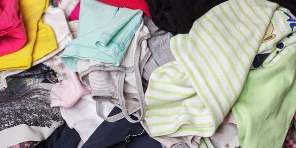 Haufen alter Kleidung und Textilien – Sperrmüll entsorgen