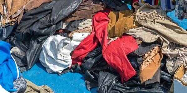 Entrümpelung in Kaiserslautern: Berg aus Kleidung und Stoffen