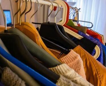Entrümpelung in Kaiserslautern: Kleidung auf Bügeln in einem Raum