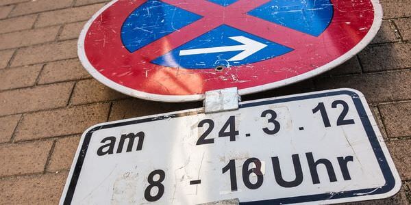 Mobiles Halteverbotsschild mit Zusatzschild für Datum und Uhrzeit – Halteverbotszone Kaiserslautern