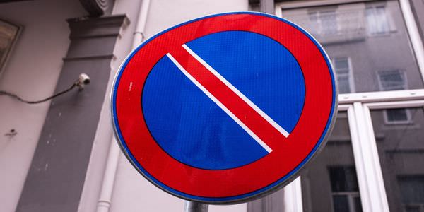 Halteverbotszone Kaiserslautern: Halteverbotsschild an einer Hauswand