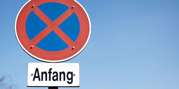Halteverbotsschild mit Zusatzschild „Anfang“ – Halteverbotszone in Kaiserslautern
