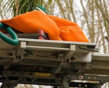 Möbellift transportiert ein Bündel Bettzeug nach oben – Möbellift in Kaiserslautern