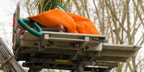 Möbelaufzug: Möbellift transportiert ein Bündel Bettzeug nach oben