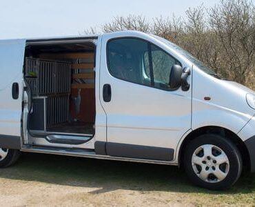 Weißer Transporter mit geöffneter Schiebetür – Transporter mieten in Kaiserslautern